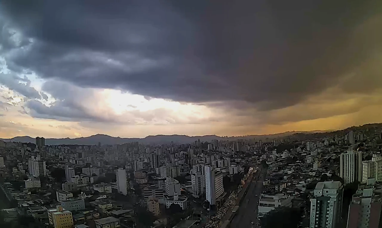 A imagem ilustra a chegada de nova frente fria que causará um aumento de chuvas em Minas Gerais e Espírito Santo